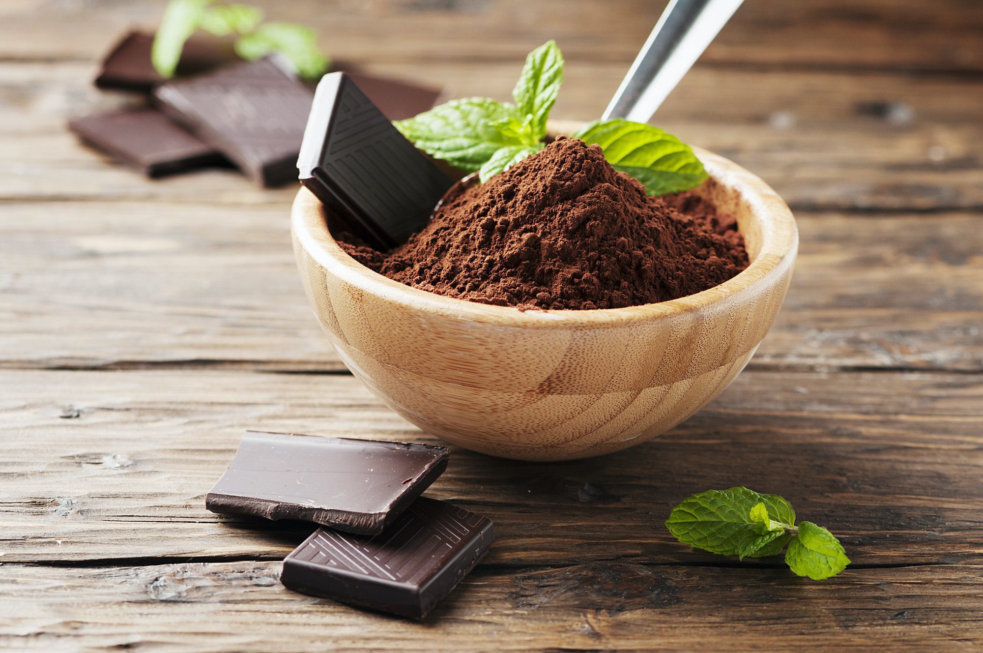 Chocolat noir et cacao sur la table en bois