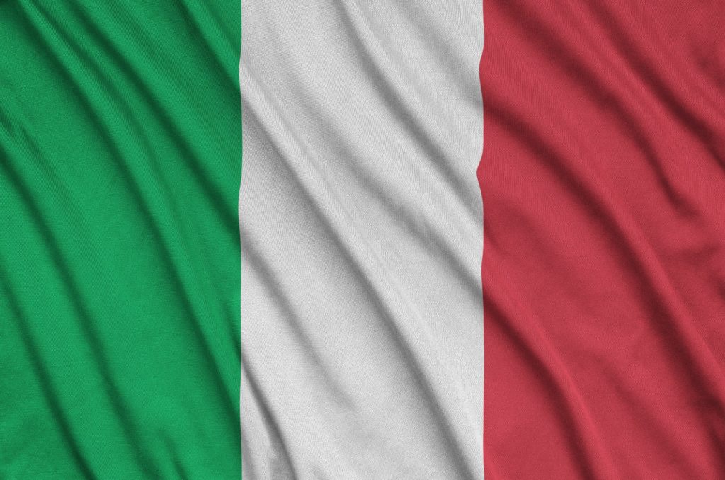 Le drapeau de l'Italie est représenté sur un tissu de sport avec de nombreux plis. Équipe sportive agitant une bannière