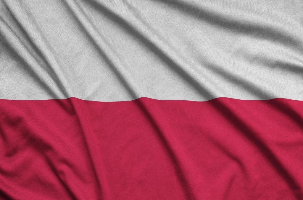 Le drapeau de la Pologne est représenté sur un tissu de sport avec de nombreux plis. Équipe sportive agitant une bannière