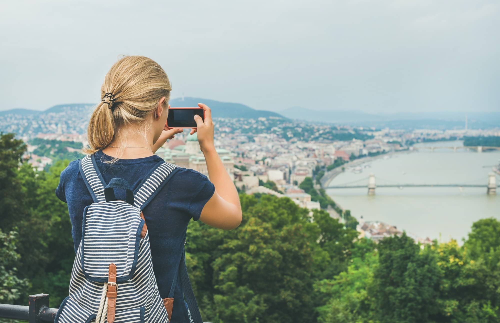Jeune femme faisant des photos du Danube et de Budapest, Hongrie