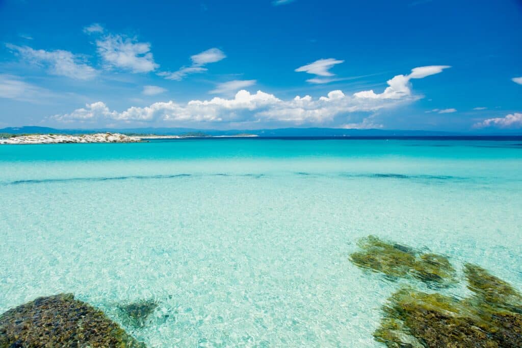 photo d'une belle vue de la nature sur la mer et une île en Grèce