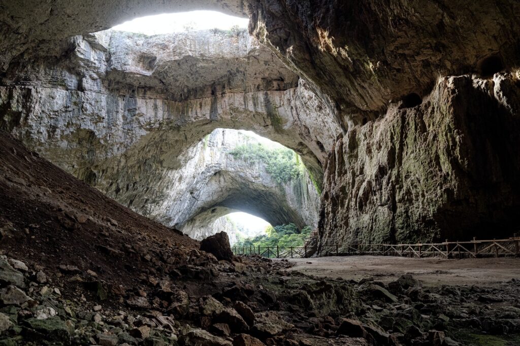 vue en perspective de la grotte de Devetaki en Bulgarie