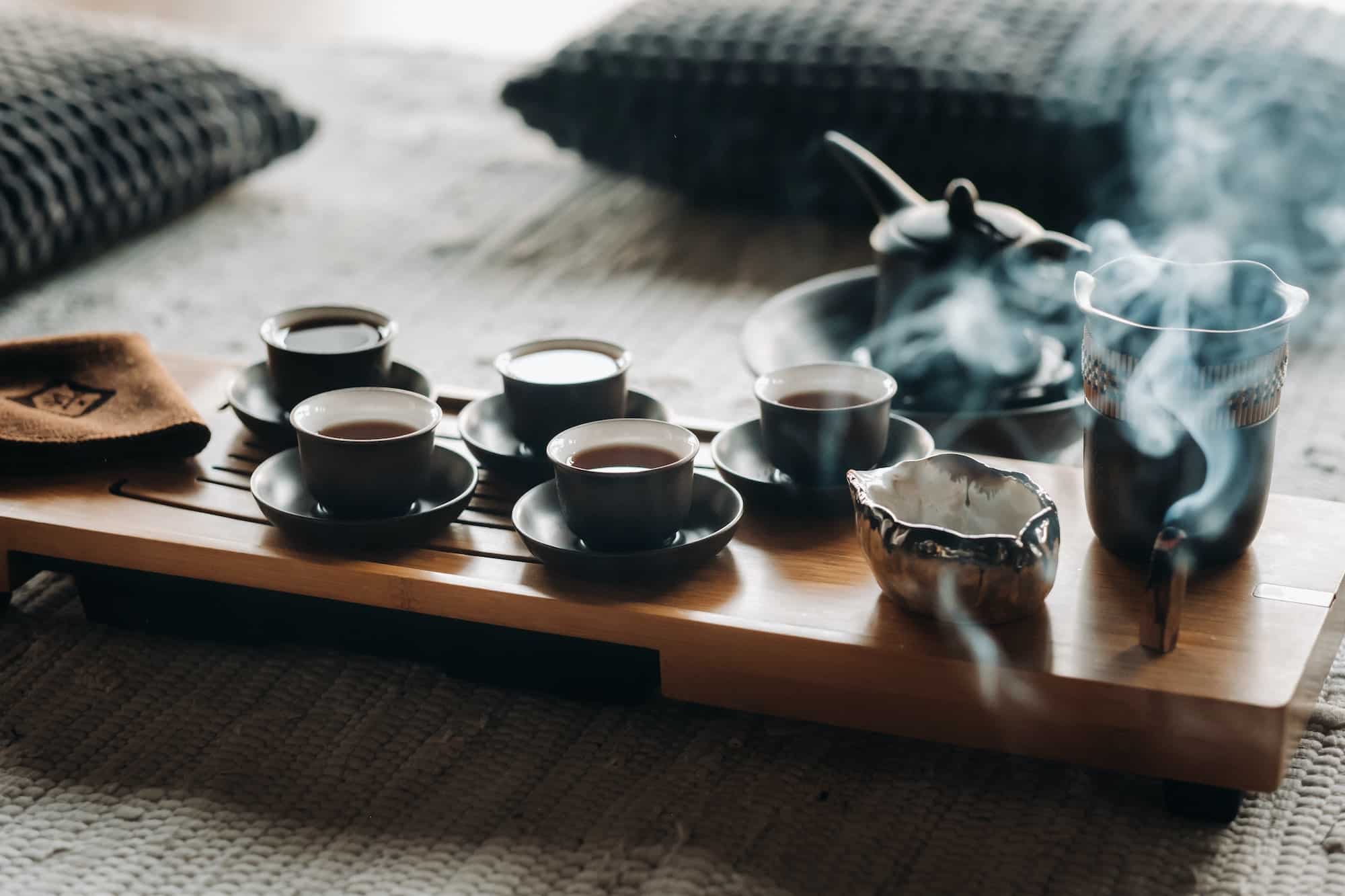 Cérémonie du thé avec encens fumant. Bâton d'encens et cérémonie du thé